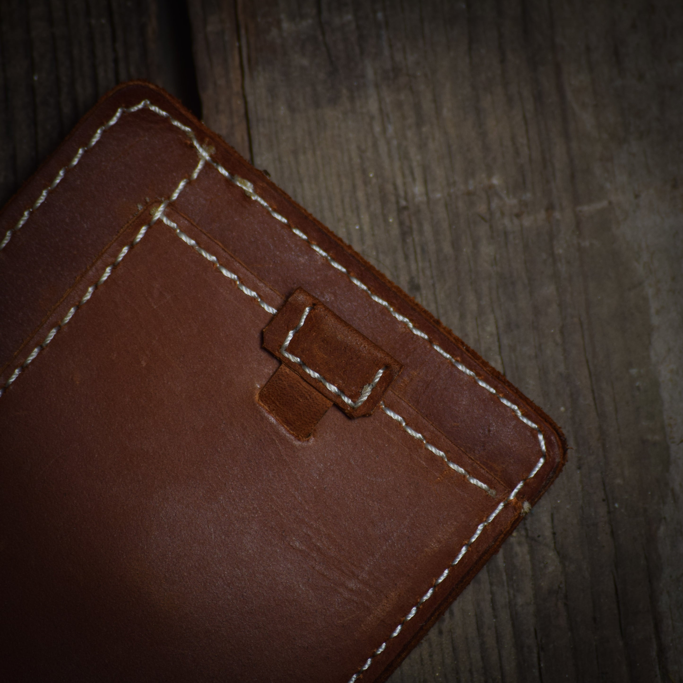 Get The Vintage Look With This Handmade Leather Wallet GlidingGear