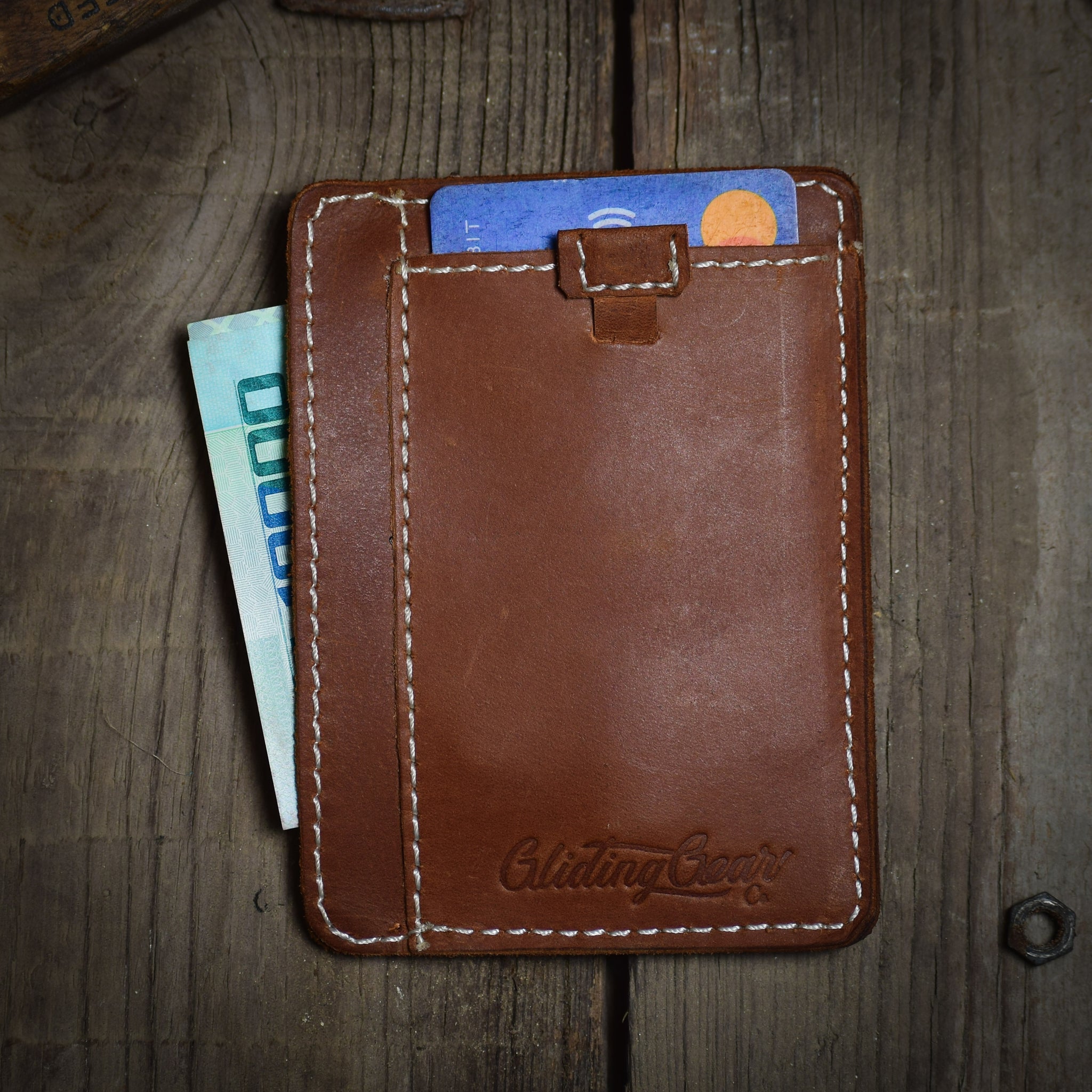 Get The Vintage Look With This Handmade Leather Wallet GlidingGear