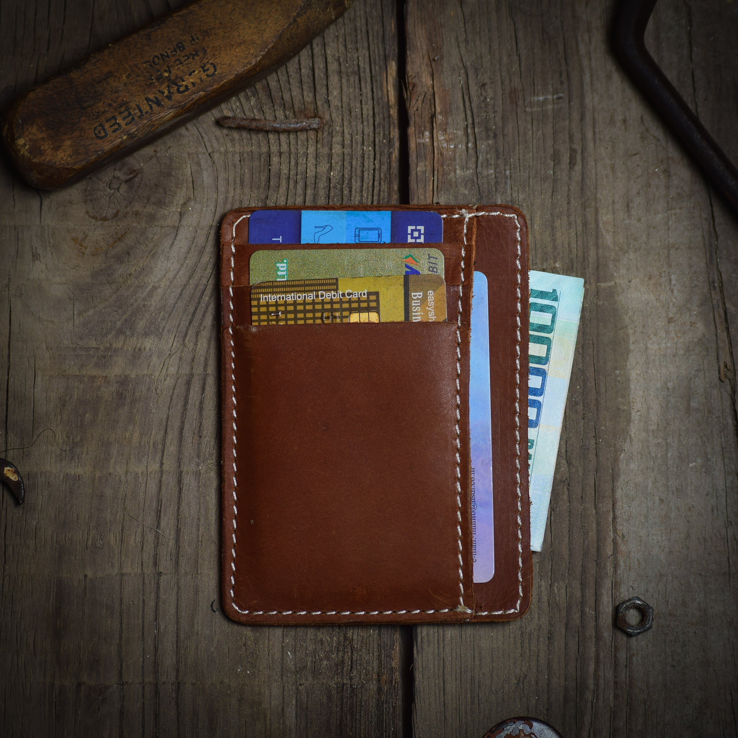 Get The Vintage Look With This Handmade Leather Wallet GlidingGear